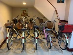 un grupo de bicicletas estacionadas en una habitación en Niuge Minsu Homestay en Yuli