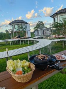 una mesa con un plato de comida y un tazón de verduras en ดูดอยคอยดาว Dodoykoydao 