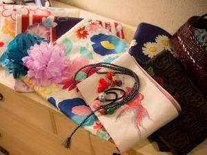 torebkę z naszyjnikiem na stole w obiekcie Kinosaki Onsen Hanakouji Saigetsu w mieście Toyooka