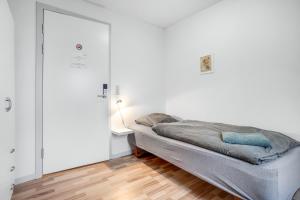 ヘアニングにあるStorms Bed & Breakfastの白い壁のドミトリールームのベッド1台分です。