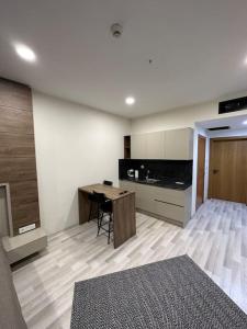 a living room with a table and a kitchen at Kartepe Dedeman’da Rezidans in Kartepe