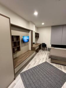 a room with a couch and a tv in a room at Kartepe Dedeman’da Rezidans in Kartepe