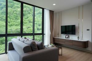 TV a/nebo společenská místnost v ubytování Oabkod At Forest Khaoyai