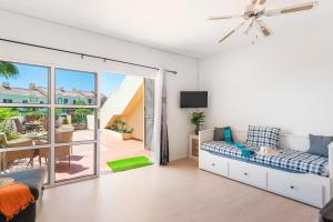 sala de estar con cama y puerta corredera de cristal en Lovely Holiday in Golf del Sur en San Miguel de Abona