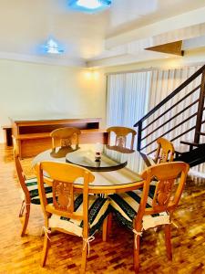 uma sala de jantar com mesa e cadeiras em Elliannah Pines Hotel em Baguio