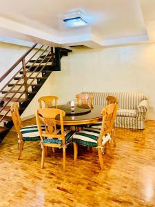 - une salle à manger avec une table, des chaises et un canapé dans l'établissement Elliannah Pines Hotel, à Baguio