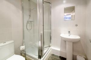 La salle de bains est pourvue d'une douche, de toilettes et d'un lavabo. dans l'établissement 18 Thrang Brow, à Ambleside