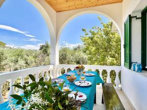 Balkón nebo terasa v ubytování Astra Beach House by DadoVillas + 26 fotografií