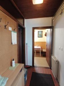 une cuisine avec une porte menant à une salle à manger dans l'établissement Apartma Tilika, à Kranjska Gora