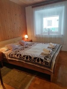 een groot bed in een slaapkamer met een raam bij Apartma Tilika in Kranjska Gora