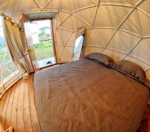 1 dormitorio con 1 cama en una tienda de campaña en la cúpula en ดูดอยคอยดาว Dodoykoydao 