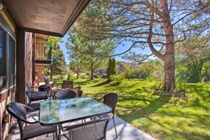 大章克申的住宿－Stunning Condo By Trails, Natl Monument!，一个带椅子和桌子的庭院和一棵树