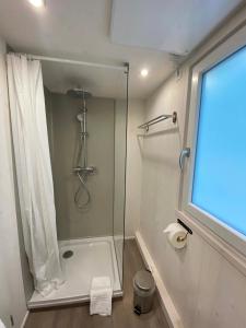 een badkamer met een douche en een glazen deur bij Tiny House Ruhr im PIER9 Tiny House Hotel in Hamm