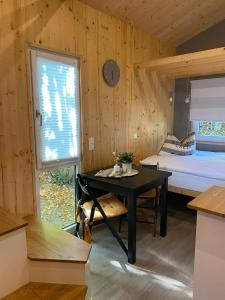 - une chambre avec un lit et une table dans l'établissement Tiny House Ruhr im PIER9 Tiny House Hotel, à Hamm