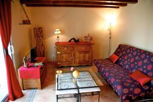 sala de estar con sofá y mesa en Maison Monbazillac avec piscine 2-4 pax, en Monbazillac
