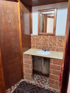y baño con lavabo y espejo. en Posada Quetzalin, en Cuetzalán del Progreso