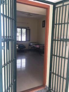 Single room Homestay Second floor في بالني: باب مفتوح لغرفة بها بارات على الباب