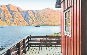 un bâtiment avec une fenêtre et un bateau dans l'eau dans l'établissement Stunning Home In Mly With Kitchen, à Måløy
