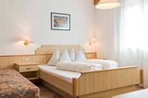 een hotelkamer met 2 bedden in een kamer bij Residence Am Wegkreuz in Senales