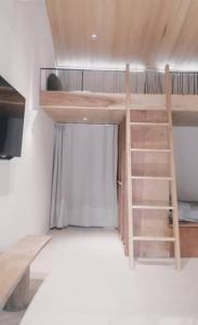 - un lit superposé avec une échelle dans une chambre dans l'établissement Moon homestay Phu Yen, à Phú Lac
