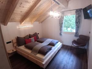 ein Schlafzimmer mit einem Bett in einem Zimmer mit einem Fenster in der Unterkunft Ferienhaus Oberschindlberg in Lunz am See