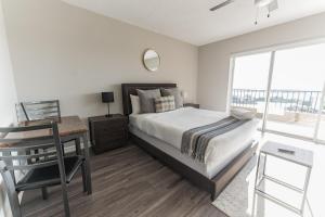 a bedroom with a bed and a desk and a window at Bargain downtown Memphis apartment w amenities in Memphis