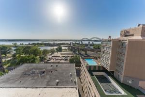 an aerial view of a building with a pool at Bargain downtown Memphis apartment w amenities in Memphis