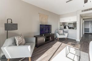 Bargain downtown Memphis apartment w amenities في ممفيس: غرفة معيشة مع أريكة وتلفزيون