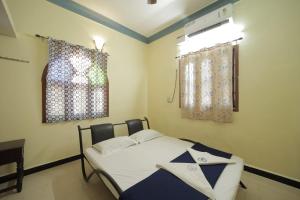 本地治里的住宿－Karthik residence，一间卧室设有一张床和一个窗口