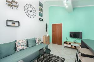 sala de estar con sofá azul y TV en Apartman Tea, en Novigrad Istria