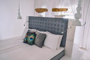 sypialnia z łóżkiem z białą pościelą i poduszkami w obiekcie W15 Escape w mieście Ahangama