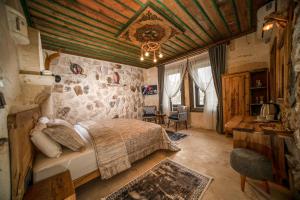 Serene Premium Stone House في نوشهر: غرفة نوم بها سرير وطاولة وكراسي