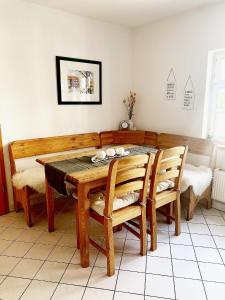 uma sala de jantar com uma mesa de madeira e cadeiras em Appartement DOM I - Erfurt Domplatz em Erfurt