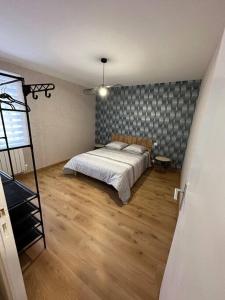 Saint-Laurent-sur-Saône的住宿－Le Petit Phuket，一间卧室设有一张床和梯子