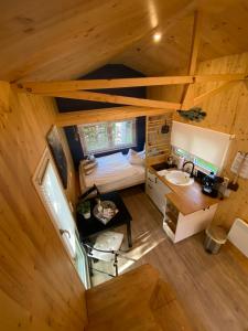 an overhead view of a bathroom in a log cabin at Tiny House Möhne im PIER9 Tiny House Hotel in Hamm