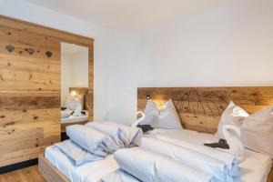 a bedroom with two beds with white pillows at Planerhof Apartment Lilie in Funes