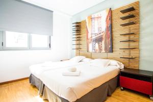 マドリードにあるApartamentos Conde Duque Decóのベッドルーム1室(大型ベッド1台付)