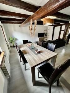 une table à manger et des chaises dans un salon dans l'établissement Appartement de charme alsacien, centre historique, à Sélestat 7 autres photos