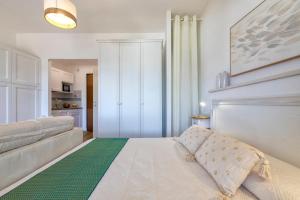Postel nebo postele na pokoji v ubytování Top floor gulf view apartment + 28 fotografií