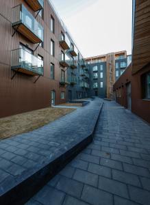 una calle vacía delante de un edificio en Center Apartments - Esja, en Reikiavik