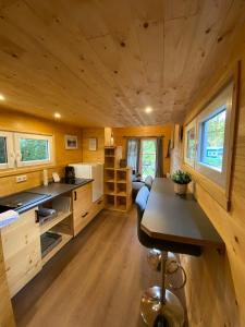 uma cozinha e sala de estar numa pequena casa em Tiny House Wupper im PIER9 Tiny House Hotel em Hamm