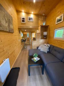 un soggiorno con divano e tavolo di Tiny House Wupper im PIER9 Tiny House Hotel a Hamm