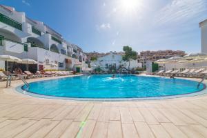 The swimming pool at or close to Aparthotel Neptuno Costadeje