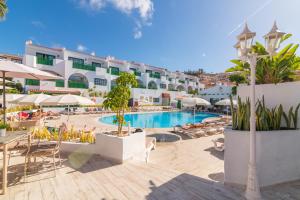 The swimming pool at or close to Aparthotel Neptuno Costadeje