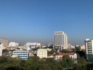 uitzicht op een stad met hoge gebouwen bij PH Hotel & Apartment in Hai Phong