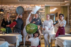 een groep mensen die poseren voor een foto in een restaurant bij Hotel Condor in San Vigilio Di Marebbe