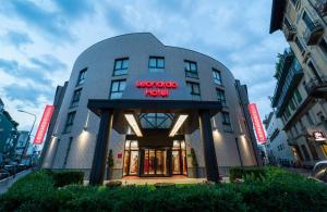 un bâtiment avec un panneau indiquant l'hôtel Lieds dans l'établissement Leonardo Hotel Milan City Center, à Milan