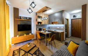 een keuken en woonkamer met een tafel en een bank bij Studio Šišarka Divčibare in Divčibare