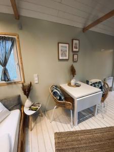 um quarto com uma cama, uma mesa e cadeiras em Tiny House Werse im PIER9 Tiny House Hotel em Hamm