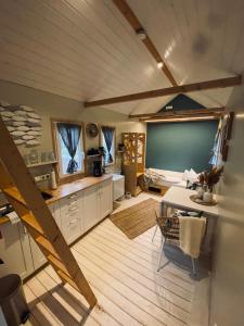 an overhead view of a kitchen and dining room at Tiny House Werse im PIER9 Tiny House Hotel in Hamm